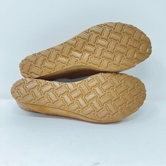 Yokono Stylish Brown Suede Wedge Sandals - Picture 7 of 9